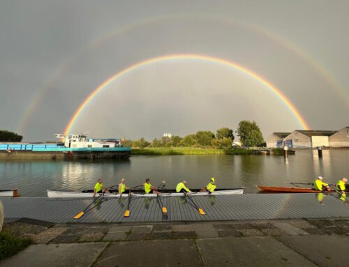 Dubbele regenboog tijdens het zomerroeien