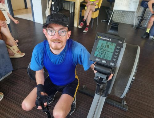 Erwin voltooid de marathon op een ergometer